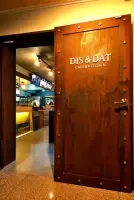 빈티지 철제 도어가 인상적인 카페 입구 디자인